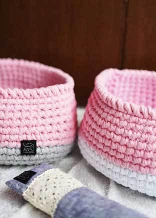 手編みベッド　- ホワイト＆ピンク - Giselle & Momo