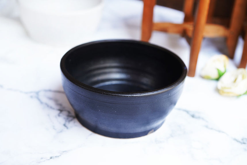 黒い器のクローズアップ