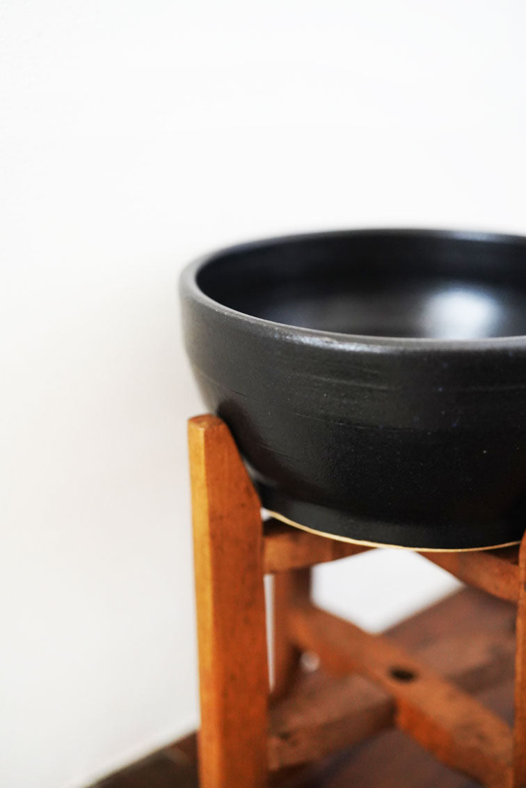 黒い器と台のクローズアップ