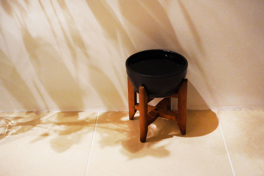 黒い器と台を廊下に置く