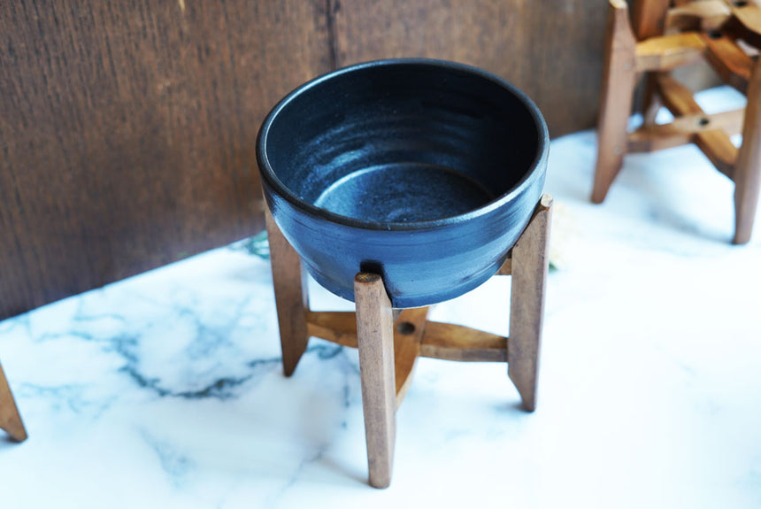 黒い器と台のアップ