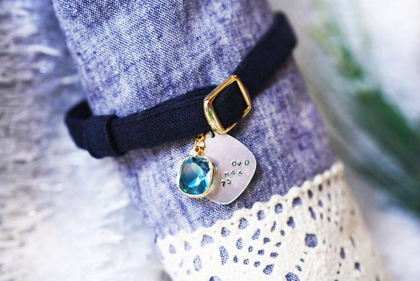 グリーンのシャネルストーンIDタグとともに