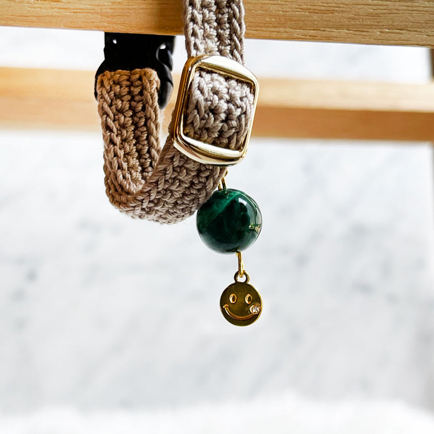 マラカイトのチャームを吊るす