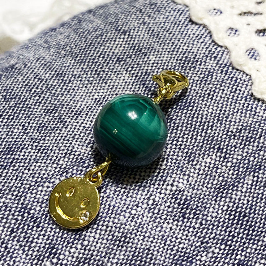 マラカイトのチャームのアップ