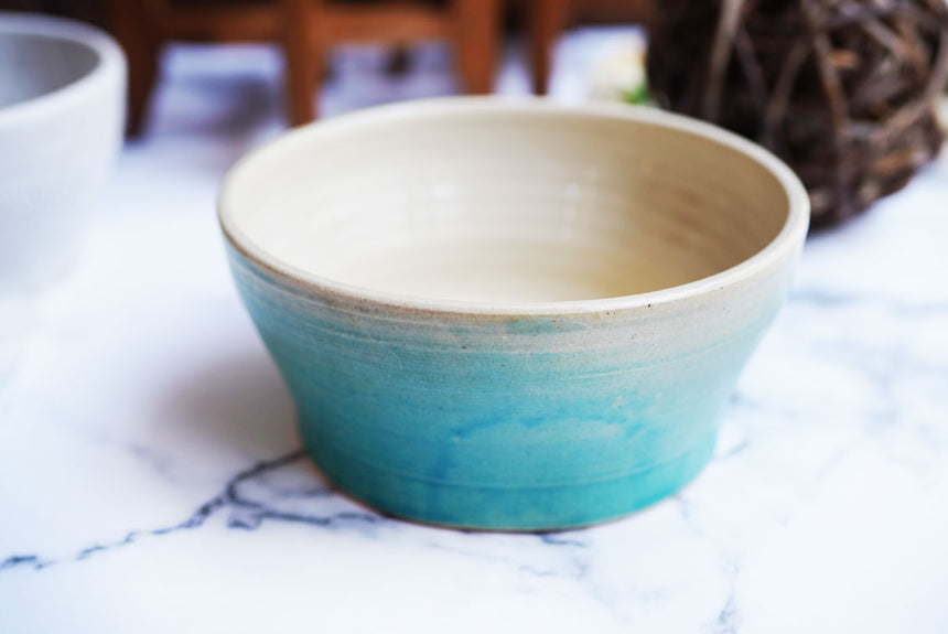 グリーンの器のクローズアップ