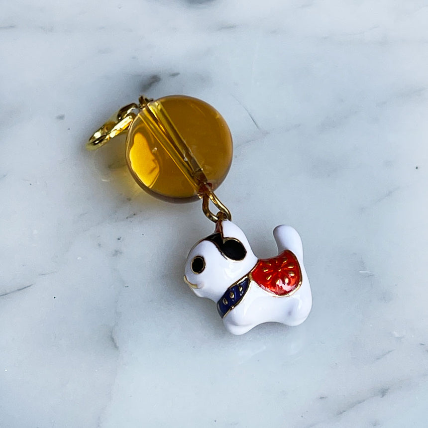 大理石に置いたチャームの写真