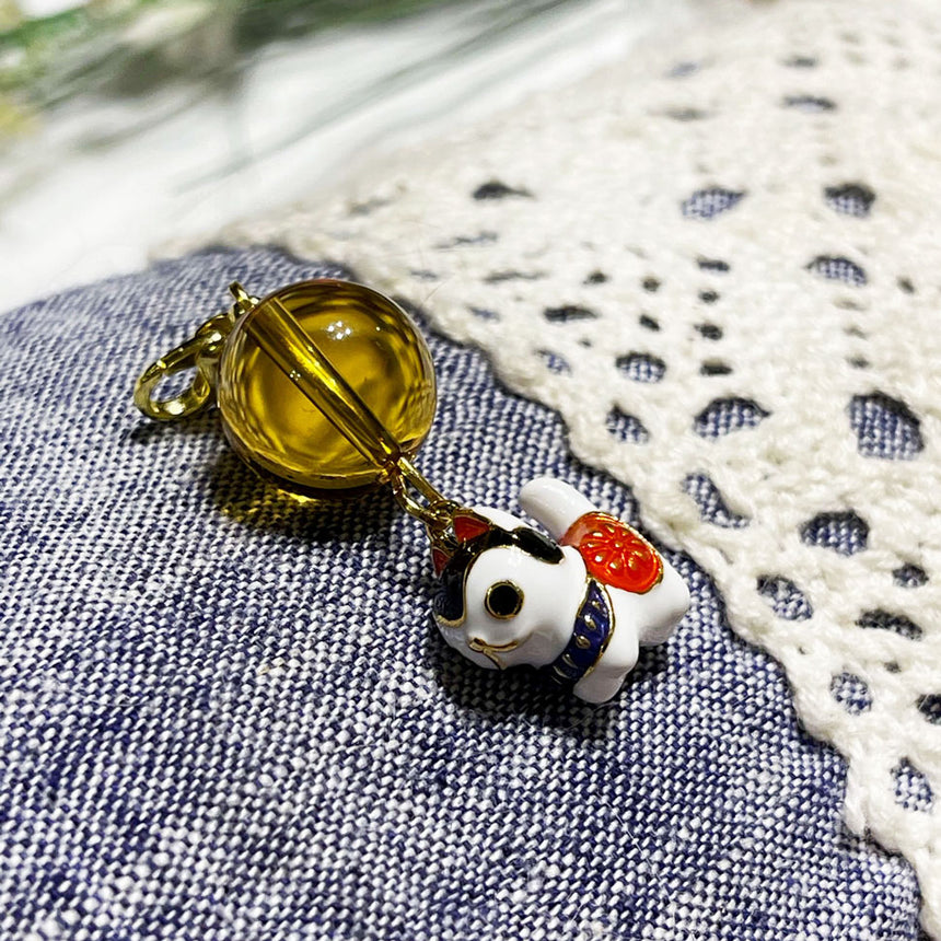 張り子の犬とシトリンのアップ写真