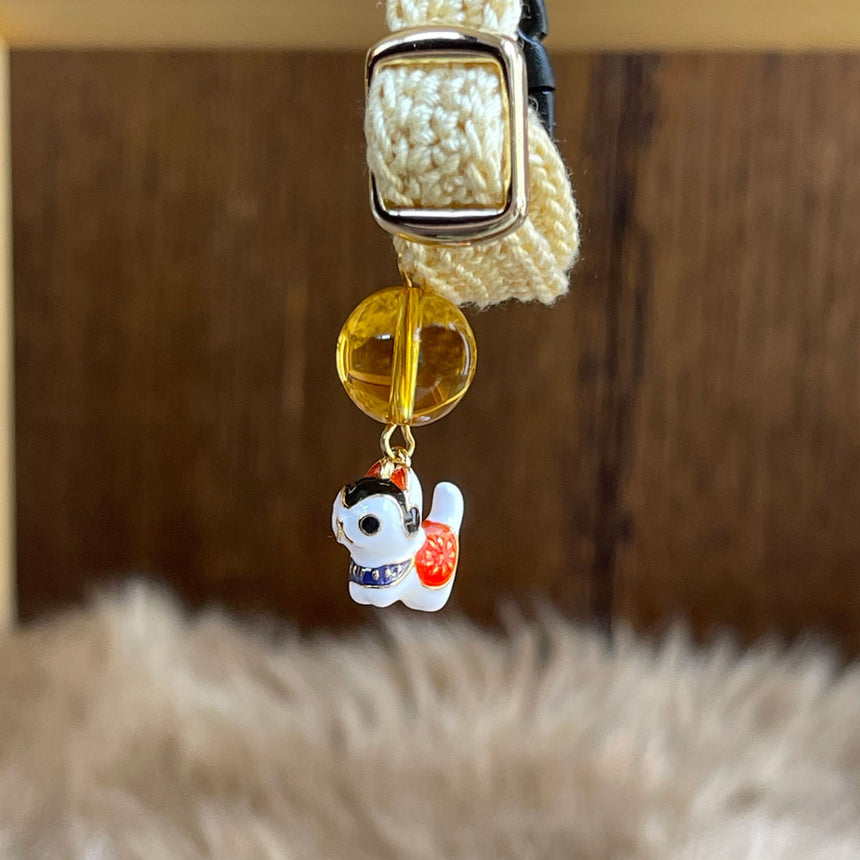 シトリンと張り子の犬を吊るした写真