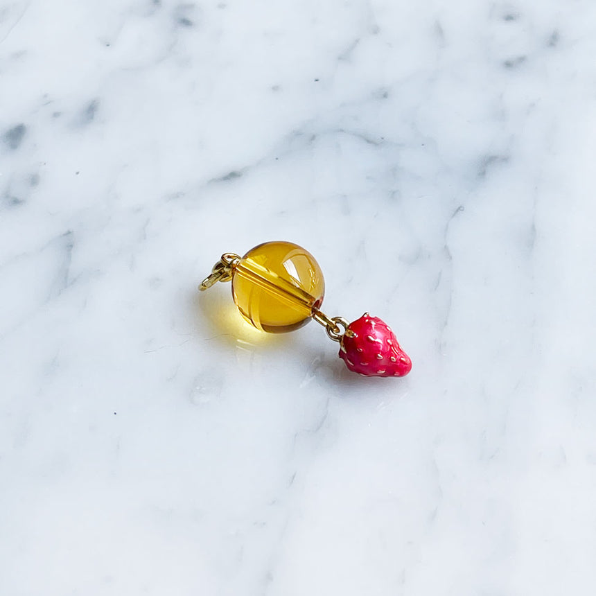 シトリンといちごのチャーム大理石の上で