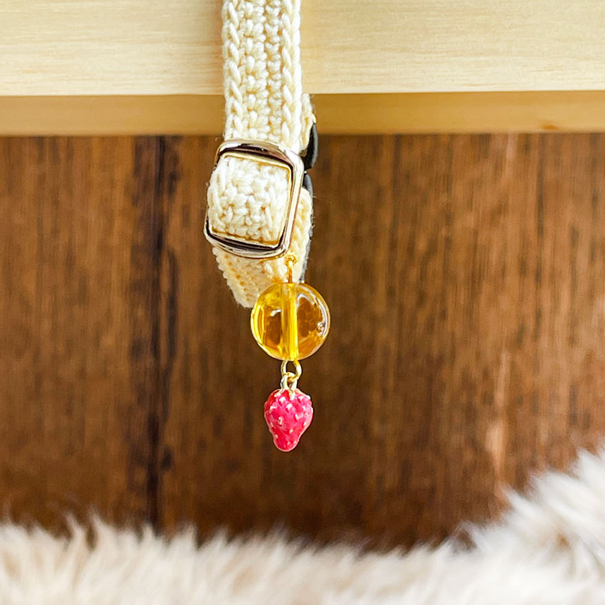 シトリンといちごのチャーム吊るす