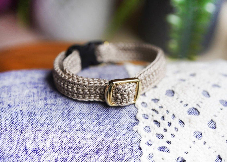 アッシュ、レース編みの首輪