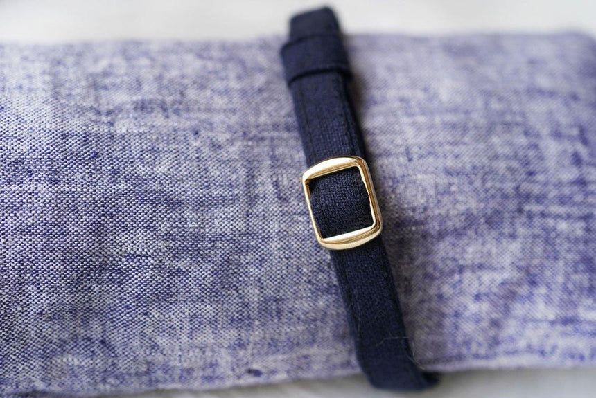 ネイビーの首輪