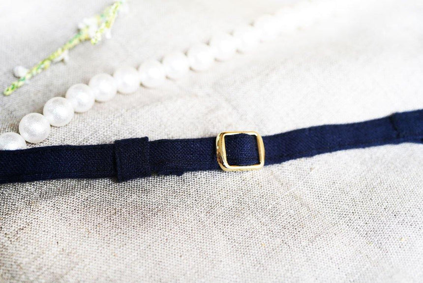 ネイビーの首輪伸ばしたところ
