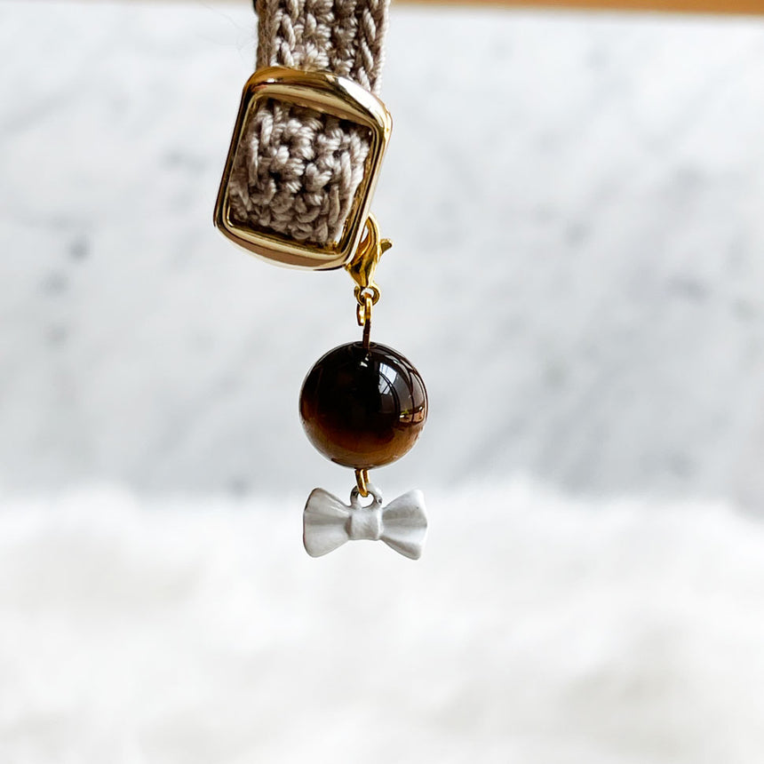 虎目石とリボンのチャームを吊るす