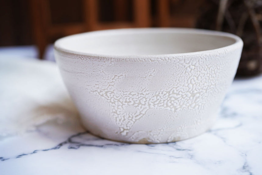 白い器のクローズアップ