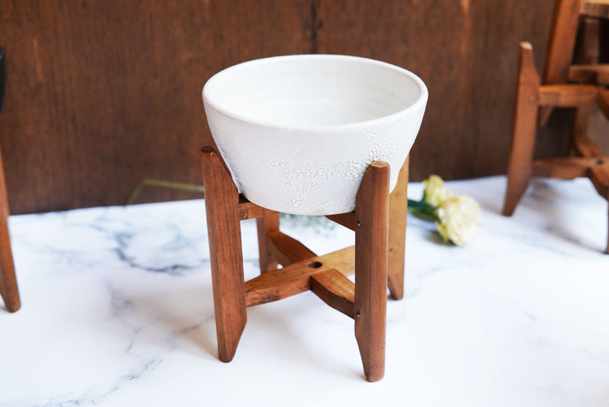 白い器と台の全体写真